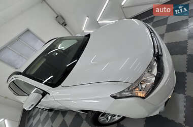Позашляховик / Кросовер Mitsubishi Outlander 2014 в 