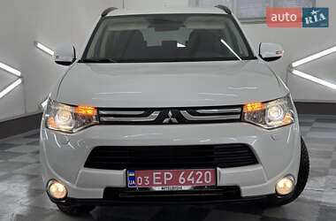 Позашляховик / Кросовер Mitsubishi Outlander 2014 в 