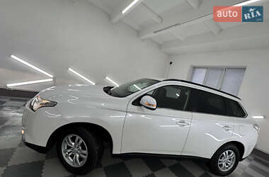 Позашляховик / Кросовер Mitsubishi Outlander 2014 в 