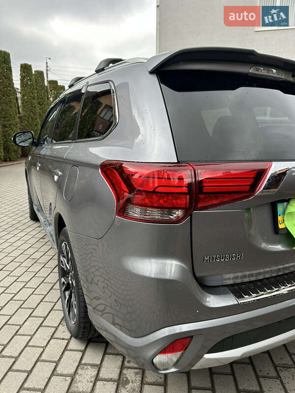 Позашляховик / Кросовер Mitsubishi Outlander 2018 в Чернівцях