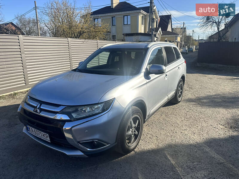 Позашляховик / Кросовер Mitsubishi Outlander 2017 в Києві