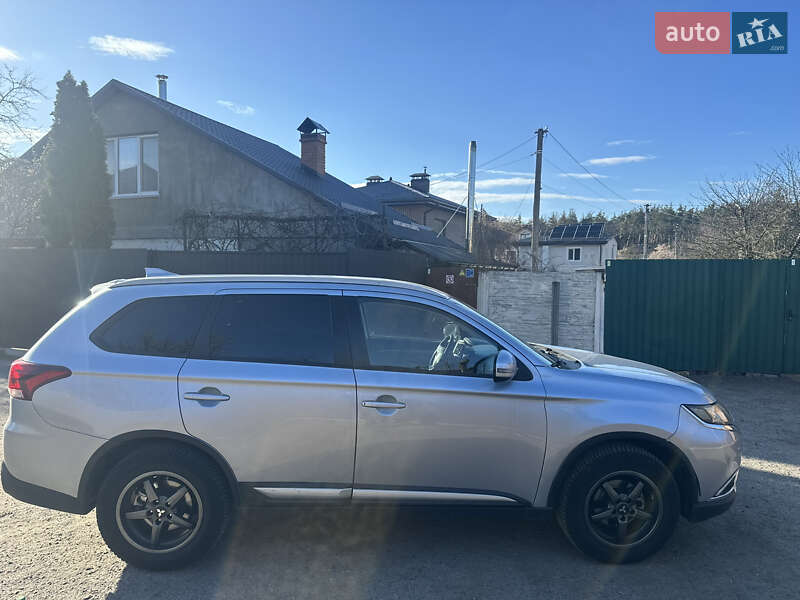 Позашляховик / Кросовер Mitsubishi Outlander 2017 в Києві