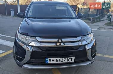 Внедорожник / Кроссовер Mitsubishi Outlander 2016 в 