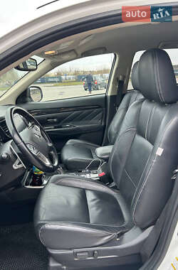 Внедорожник / Кроссовер Mitsubishi Outlander 2017 в 