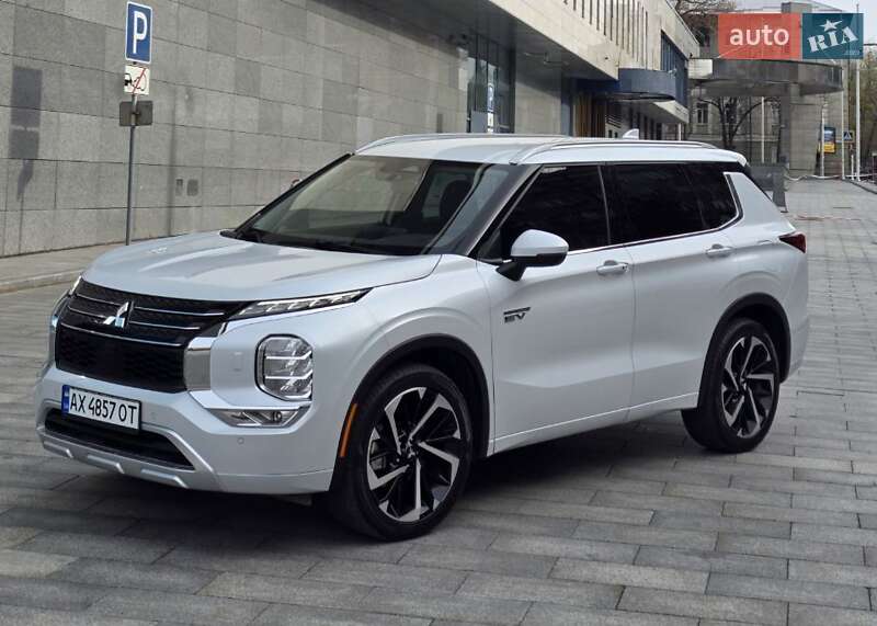 Позашляховик / Кросовер Mitsubishi Outlander 2023 в Харкові