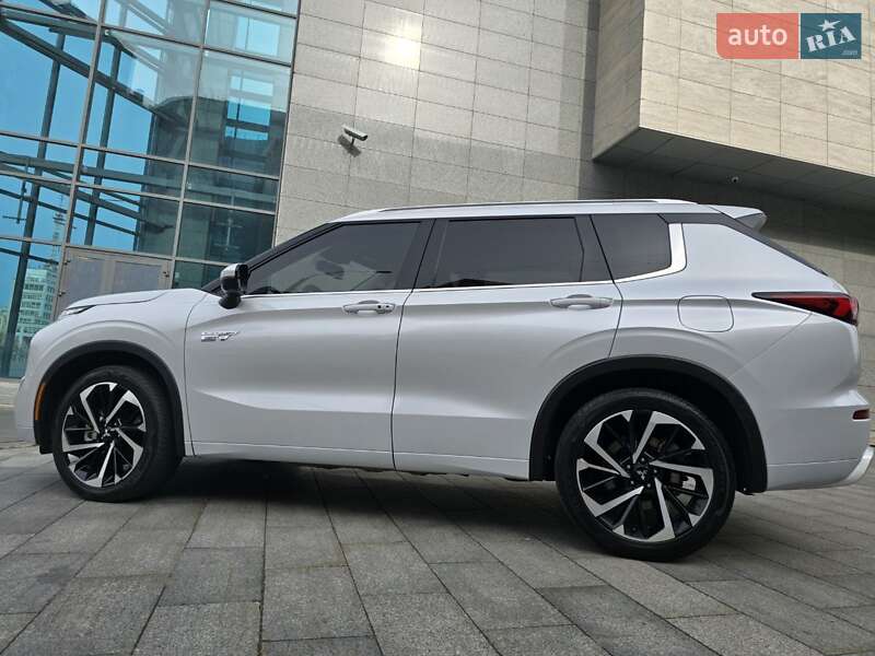 Позашляховик / Кросовер Mitsubishi Outlander 2023 в Харкові