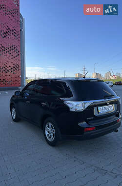 Внедорожник / Кроссовер Mitsubishi Outlander 2014 в 