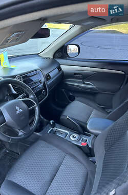 Внедорожник / Кроссовер Mitsubishi Outlander 2014 в 