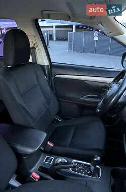 Внедорожник / Кроссовер Mitsubishi Outlander 2014 в 