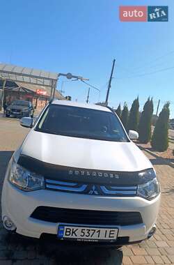Внедорожник / Кроссовер Mitsubishi Outlander 2012 в 