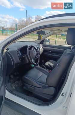 Внедорожник / Кроссовер Mitsubishi Outlander 2012 в 