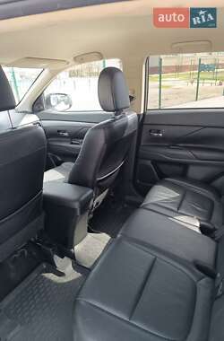 Внедорожник / Кроссовер Mitsubishi Outlander 2012 в 