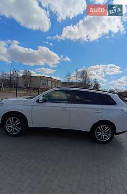 Внедорожник / Кроссовер Mitsubishi Outlander 2012 в 