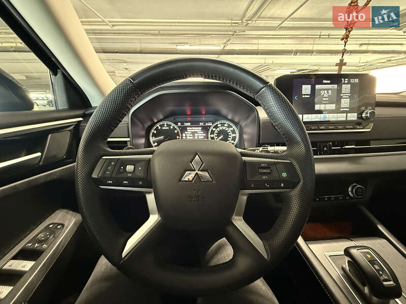 Позашляховик / Кросовер Mitsubishi Outlander 2023 в Львові