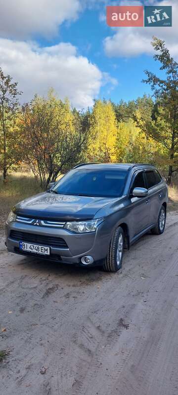 Внедорожник / Кроссовер Mitsubishi Outlander 2012 в 