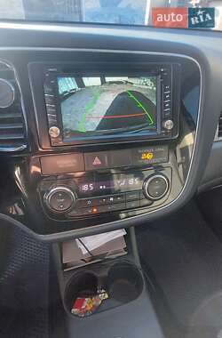 Внедорожник / Кроссовер Mitsubishi Outlander 2012 в 