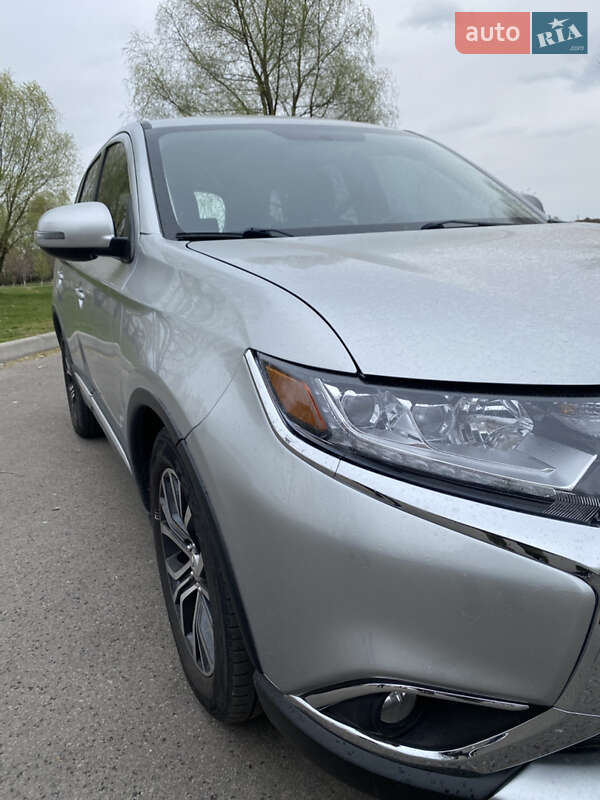 Позашляховик / Кросовер Mitsubishi Outlander 2018 в Борисполі