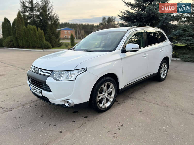 Внедорожник / Кроссовер Mitsubishi Outlander 2013 в 
