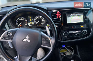 Внедорожник / Кроссовер Mitsubishi Outlander 2013 в 