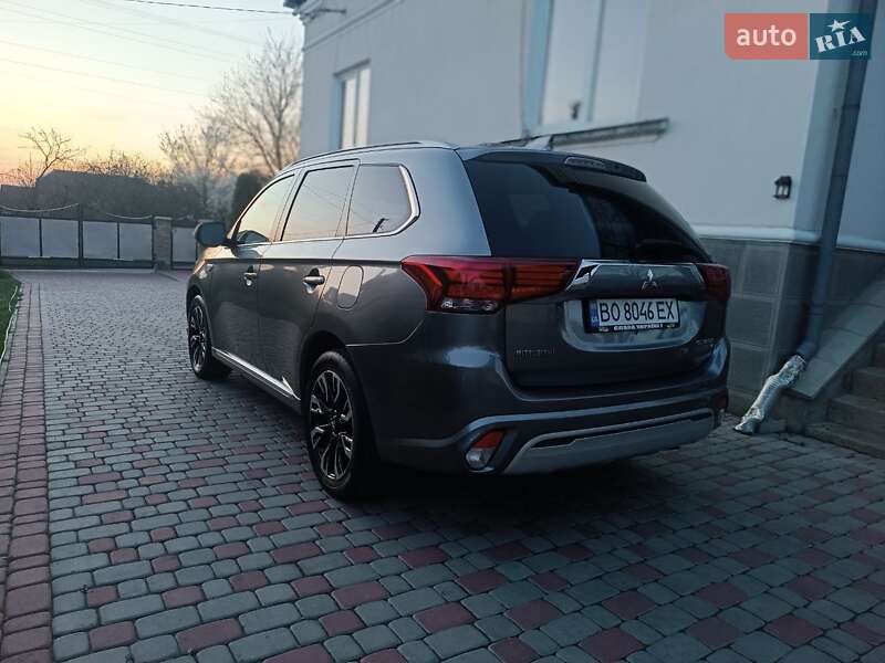 Позашляховик / Кросовер Mitsubishi Outlander 2018 в Тернополі