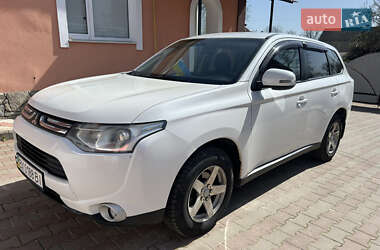 Позашляховик / Кросовер Mitsubishi Outlander 2012 в 