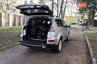 Внедорожник / Кроссовер Mitsubishi Outlander 2012 в 