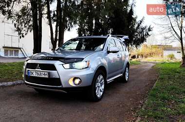 Внедорожник / Кроссовер Mitsubishi Outlander 2012 в 
