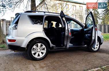 Внедорожник / Кроссовер Mitsubishi Outlander 2012 в 