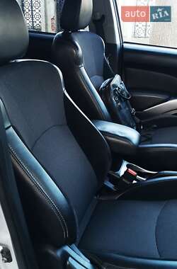 Внедорожник / Кроссовер Mitsubishi Outlander 2012 в 