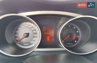 Внедорожник / Кроссовер Mitsubishi Outlander 2012 в 