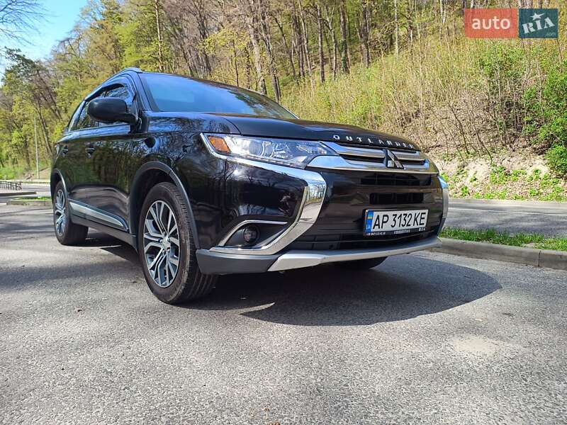 Внедорожник / Кроссовер Mitsubishi Outlander 2017 в 