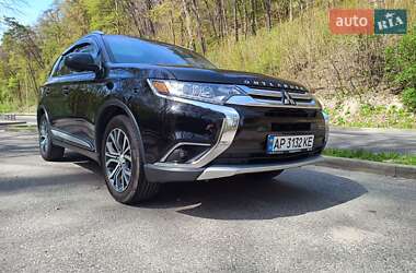 Внедорожник / Кроссовер Mitsubishi Outlander 2017 в 
