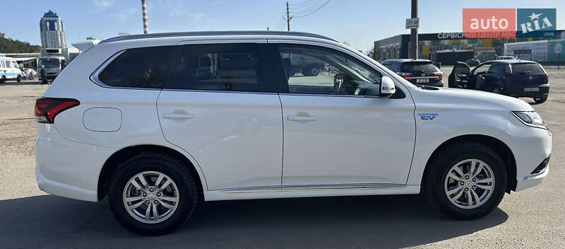 Внедорожник / Кроссовер Mitsubishi Outlander 2020 в Киеве