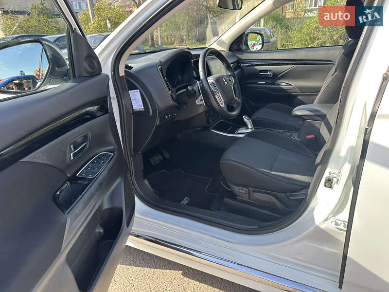 Внедорожник / Кроссовер Mitsubishi Outlander 2020 в Киеве