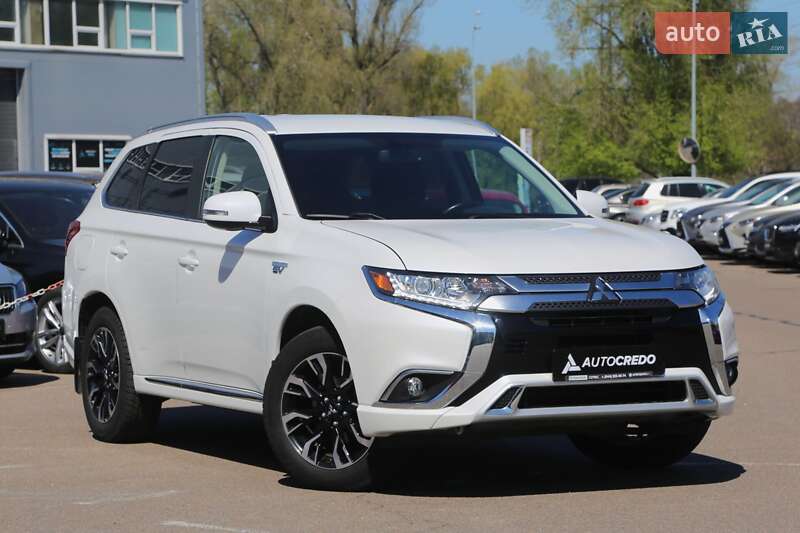 Внедорожник / Кроссовер Mitsubishi Outlander 2017 в 