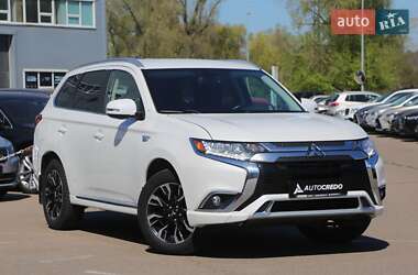 Внедорожник / Кроссовер Mitsubishi Outlander 2017 в 