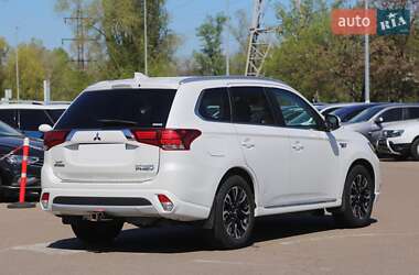 Внедорожник / Кроссовер Mitsubishi Outlander 2017 в 