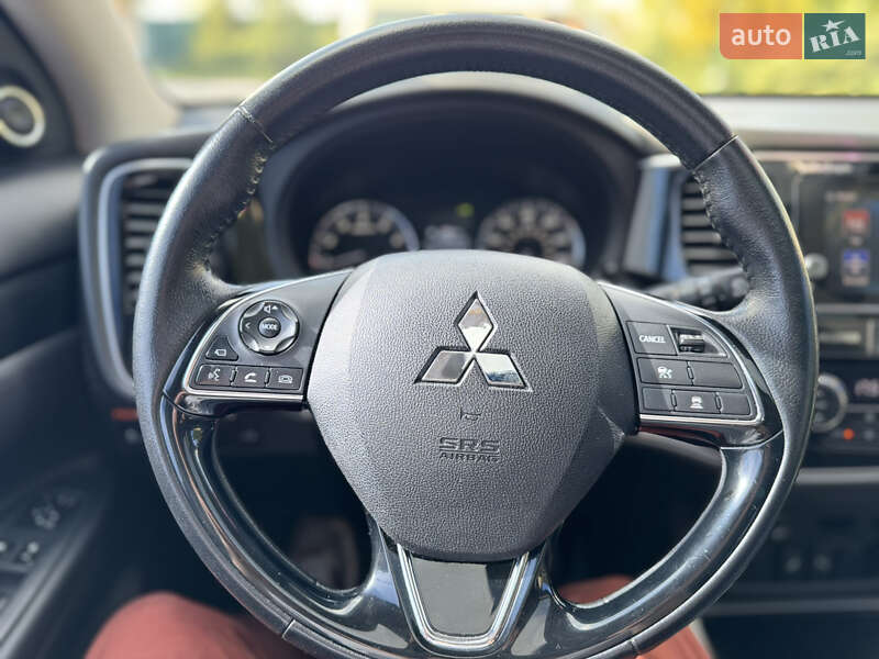 Внедорожник / Кроссовер Mitsubishi Outlander 2016 в Киеве