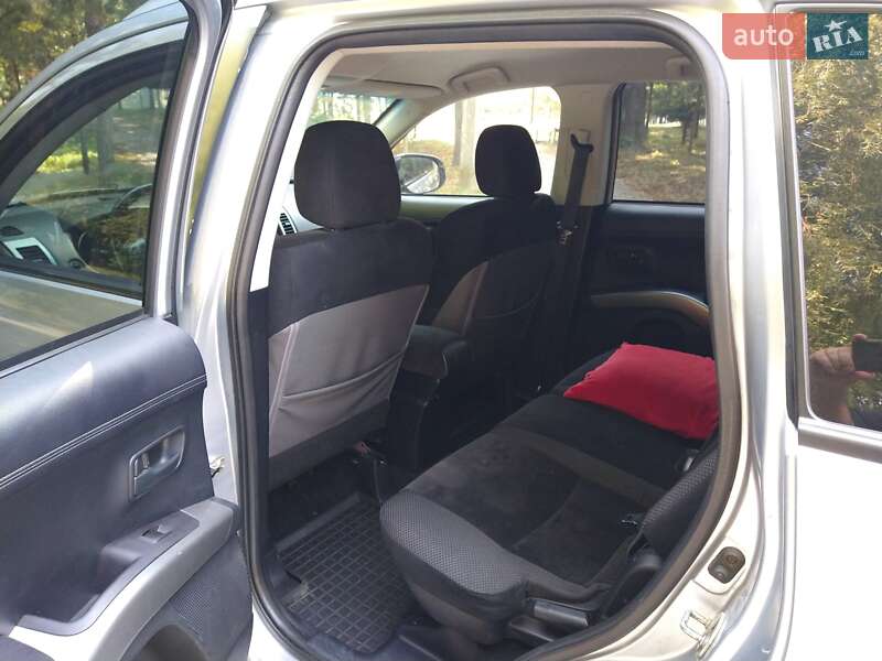 Внедорожник / Кроссовер Mitsubishi Outlander 2010 в Золочеве