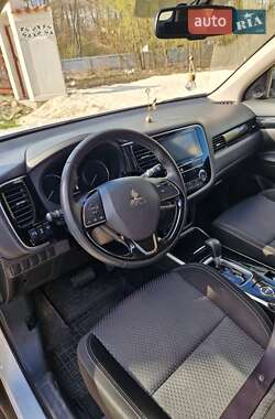 Позашляховик / Кросовер Mitsubishi Outlander 2019 в 