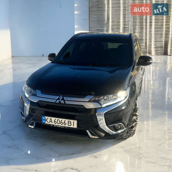 Внедорожник / Кроссовер Mitsubishi Outlander 2018 в 