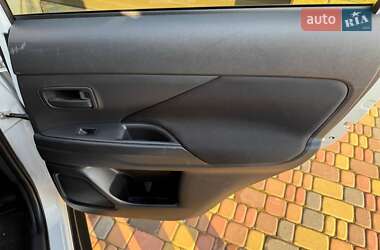 Внедорожник / Кроссовер Mitsubishi Outlander 2012 в 