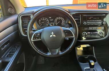 Внедорожник / Кроссовер Mitsubishi Outlander 2012 в 