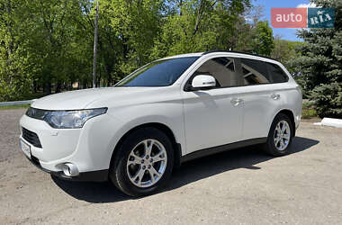 Внедорожник / Кроссовер Mitsubishi Outlander 2013 в 