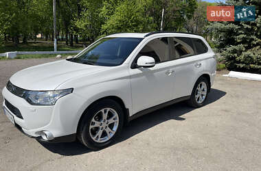 Внедорожник / Кроссовер Mitsubishi Outlander 2013 в 
