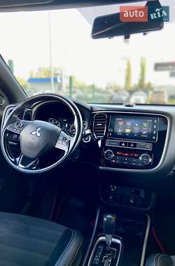 Внедорожник / Кроссовер Mitsubishi Outlander 2018 в 