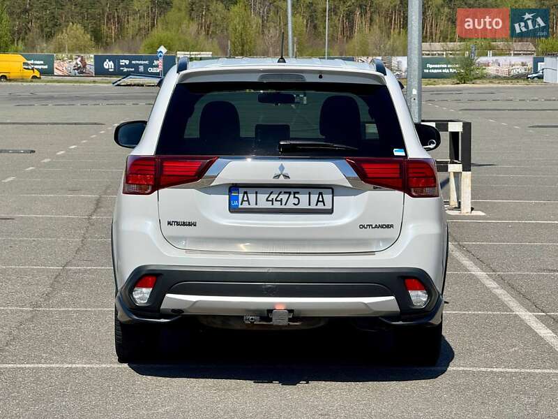 Внедорожник / Кроссовер Mitsubishi Outlander 2015 в Киеве