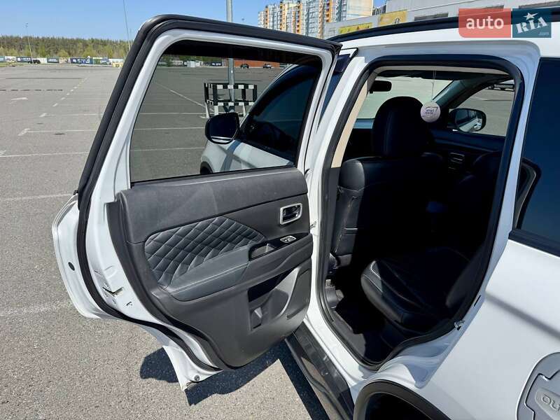 Внедорожник / Кроссовер Mitsubishi Outlander 2015 в Киеве