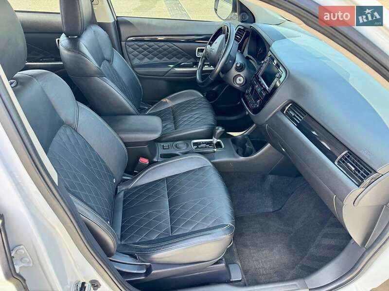 Внедорожник / Кроссовер Mitsubishi Outlander 2015 в Киеве
