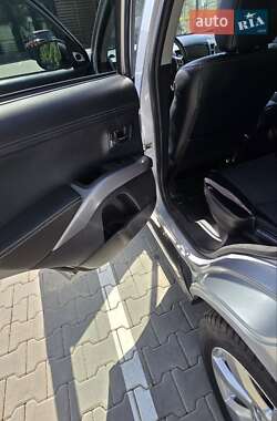 Внедорожник / Кроссовер Mitsubishi Outlander 2010 в 